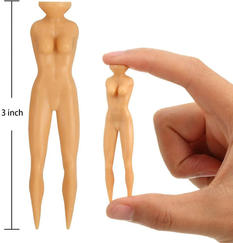 Hand holding 3-inch plastic golf tee, showcasing size for 50 Pack 3 Inch Plastic Golf Tees For Women Ladies Golf Tees Training Practice Aids Durable 0.43 Inch Diameter Tees Perfect For Swing Practice Lessons And Group Golf Sessions.
