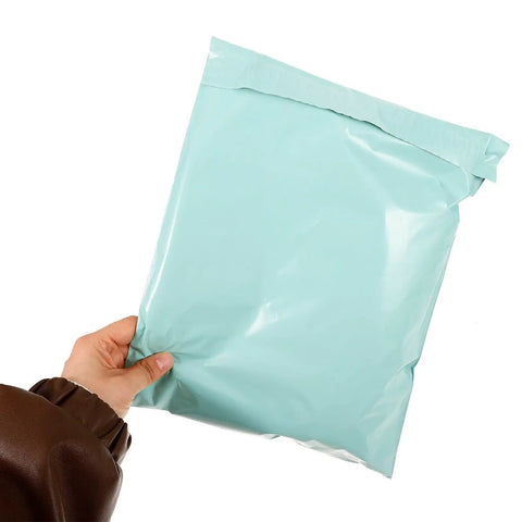 Hand holding Eco Friendly Polyethylene Clothing Shipping Bags With Strong Self Sealing Waterproof And Wear Resistant Mailers 50 Pack