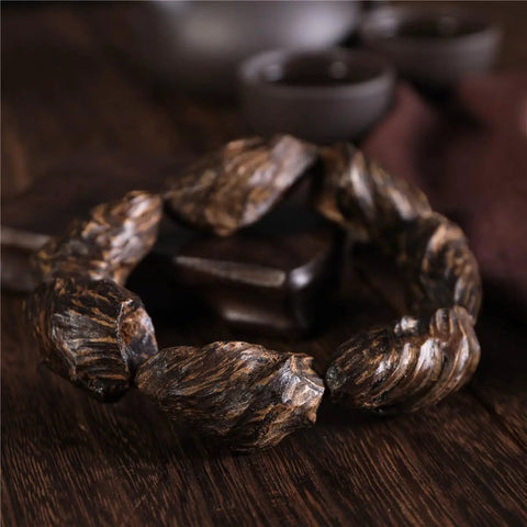 Vietnam Nha Trang Agarwood Unisex Jewelry For Men And Women Burl Scarred Black Oil Aged Raw Material Sinkable Bracelet on wood