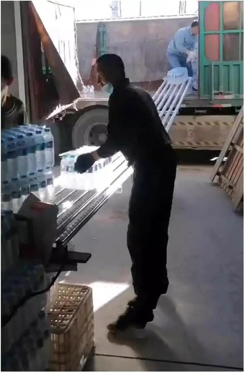 Ultra Lightweight Plastic Roller Conveyor Slides Six Pack 300 CM Long Warehouse conveyor loading bottles from truck