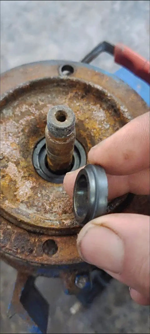 Mechanical Shaft Seal Replacement 104-17 For Pump Shaft Water Pump Sealing Kit alloy plastic dual pack, hand held near rusted pump shaft