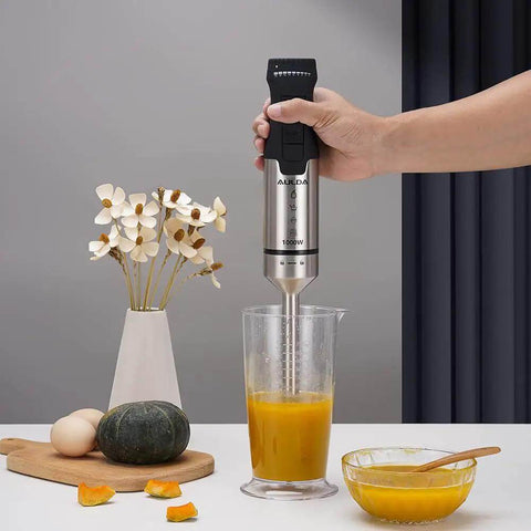 Heavy Duty 1000W Immersion Blender With 20 Speed Settings Ergonomic Grip Electric Hand Mixer blending soup in a clear measuring jug.
