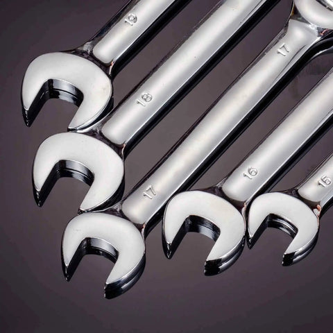 Close-up of Flexible Ratcheting Wrench Set With 12 Pieces 8 To 19mm Metric Spanner Gear Ring Kit Beefy Flexible Head