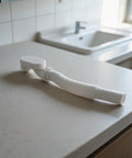 G1-1/2 Flat Bathtub Drain Pipe Kit Flexible Waste Pipe for Freestanding Tub Low Profile P-Trap White 92cm on a countertop.
