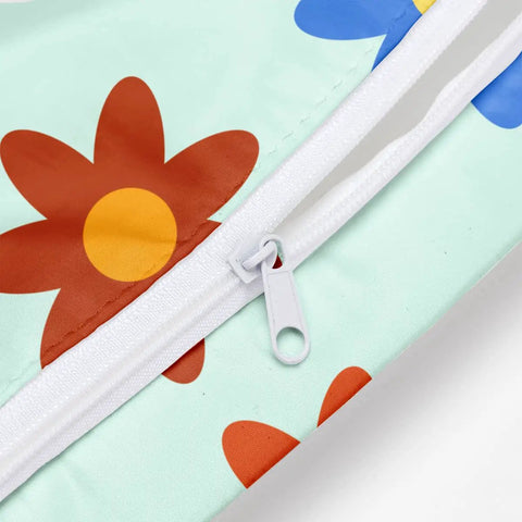Close-up of Waterproof Wet Bag And Travel Buddy zipper with daisy floral pattern, depicting 26x32 cm size and waterproof material.
