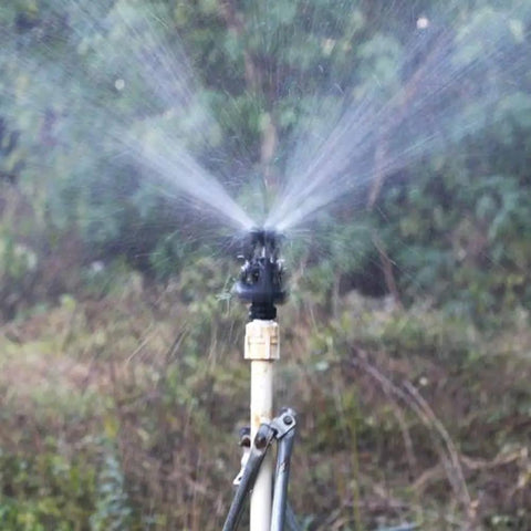 Rotary Oscillating Irrigation Sprinkler Nozzle For Farm Crops Adjustable Spray Radius 6 To 9 Meters in operation on field