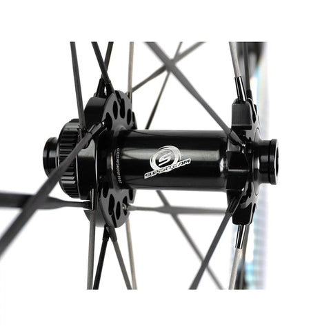 Close-up of Carbon Disc Wheelset Tubeless Ratchet Bike Wheel 700C 50mm Black hub and spokes for through axles.