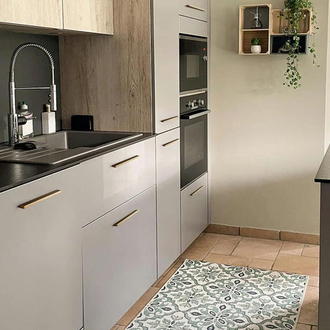 Modern kitchen with Antique Brass Knurled Cabinet Pulls 6 Pack 5 Inch Length With Deep Textured Knurl for Secure Grip in Cabinets