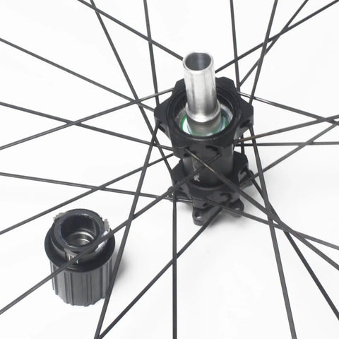 Carbon Fiber Road Bike Wheelset With 50mm Depth 1570g Weight Tubeless Ready 700c Clincher Disc Brake with hub detail