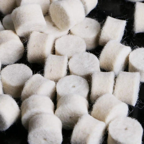 Cool 100 Piece Wool Felt Polishing Buffing Pads With 13mm Shank Plus Extra Grip For Grinding Wheels showing white round pads.