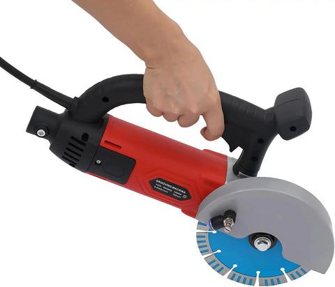 Super Tough 3000W Corded Electric Concrete Saw With Integrated Water Pump And Blazing 7000 RPM Motor for easy grip and maneuverability.