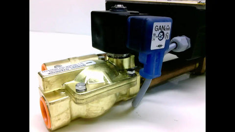 Delta Point Dpl-12Gm-6-E1c-Fe12-F-Y Water Shut Off Valve With Flow Meter For Industrial Plumbing And Process Lines Heavy Duty Valve Assembly Like New Used Condition 15 Lb Weight brass valve close-up with blue solenoid