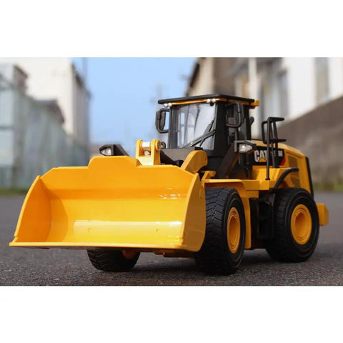 1/24 Scale Caterpillar 950M Wheel Loader RC Toy With Realistic Lights And Sound, Durable Plastic, outdoor street view