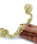 4 Pack 150 Mm Center To Center Pull Handles With Drop Down Bail Swing Zinc Alloy Rustic Vintage Style Antique Drawer Pulls For Kitchen Cabinets Gold Finish Durable Zinc Alloy Construction Includes Two Screw Types For Easy Installation, hand holding one handle