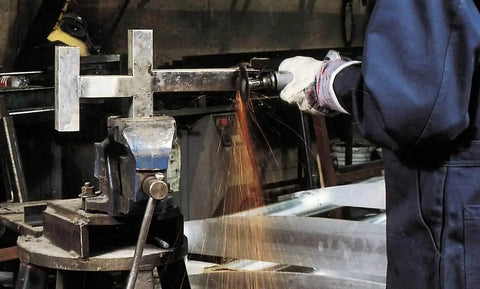 Worker using ZIP Performance Cutting And Grinding Cutoff Wheel Pack Of 25 A 24 ZIP Grit 4 Inch Abrasive Wheel on metal