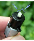 Close-up of 12mm shaft on Planetary Gear Electronic Starter Motor, 420 RPM, 5V/6V compatible for RC cars and robotics.