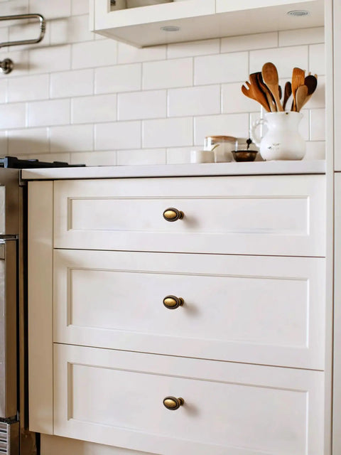 White cabinet with 10 Pack Antique Brass Cabinet Knobs And Vintage Drawer Pulls For Kitchen Cabinets Dressers And Cupboards, Zinc Alloy Hardware