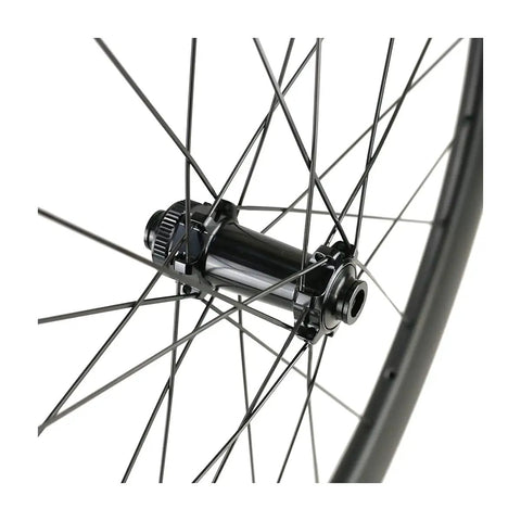 Carbon Fiber 38mm 700c Disc Brake Road Bike Wheelset Clincher Tubeless Ready With MT075 Hub 24 Hole Spokes Pillar 1423 close-up hub