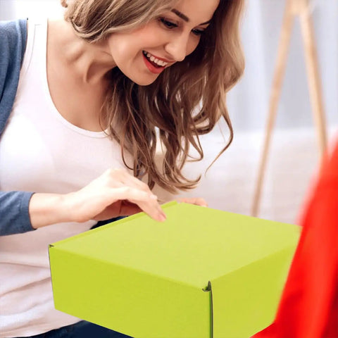 Woman handling Green Corrugated Paper Boxes 10 Pack Go To Heavy Duty Packing Boxes For Shipping And Mailing