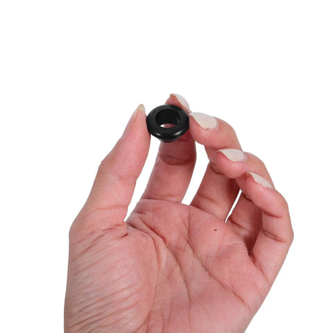 Heavy Duty Rubber Grommet Kit 200 Pieces For Wiring Protection Weather Resistant Round Black Hole Plugs That Fit 6 mm Drill Holes And 4 mm Cables Quick Install For Electrical Boxes Automotive Use And Home DIY Projects, black rubber grommet in hand