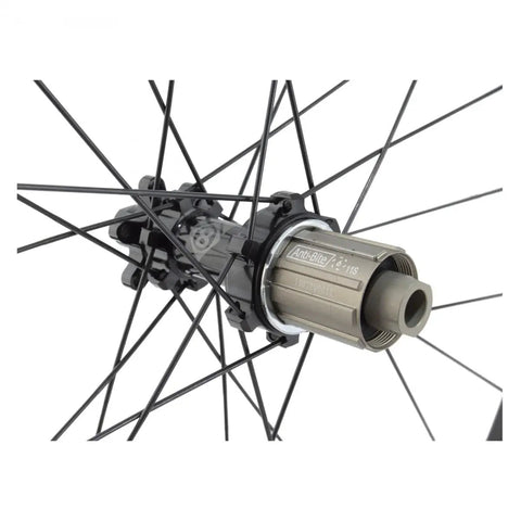 Close-up of hub and spokes on 700C Carbon Road Disc Wheel Set With Tubeless Ready Double Wall Rims OR8 Bolt On Compatible Lightweight High Performance Wheelset For Racing And Endurance