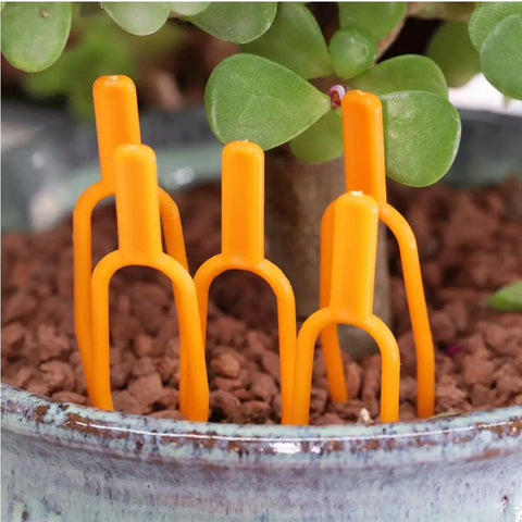 Set Of 100 Plastic Planting Forks For Strawberries And Grapevines, 65mm Grape Press, orange vine tendril supports in soil