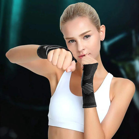 Woman wearing Wrist Compression Sleeves Pair For Carpal Tunnel Pain Relief And Support For Women And Men Breathable Sweat Absorbing