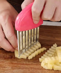 2-piece crinkle-cutting tool with stainless steel wavy blades and pink handles, kitchen vegetable slicer