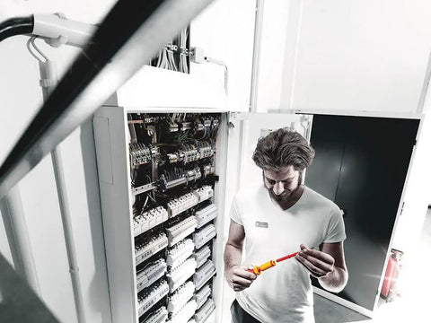 Electrician using Series 7400 VDE Kraftform Adjustable Torque Handle 1.7-3.5 Nm With Audible And Perceivable Overload Signal