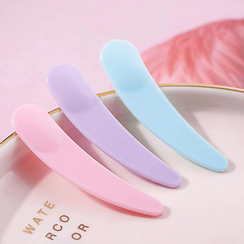 Bulk 200 Mini Makeup Spatulas With Storage Box Disposable Cosmetic Spatulas In Pink Blue Purple Perfect For Pros And Salons Skincare Samples Beauty Demos And Home DIY Cosmetic Kits. Pink, purple, and blue mini plastic spatulas on a tray.