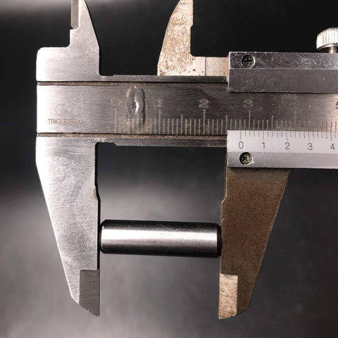 DONSP1986 clutch repair kit: close-up of a caliper measuring a small steel clutch shaft pin