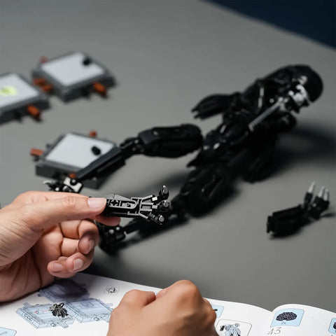 Xenomorph Action Figure Building Set With 616 Pieces, Lego Size Compatible Halloween Model, Great For Collectors And Family Fun, Step By Step Instructions For Easy Assembly And Creative Play; hand placing leg piece