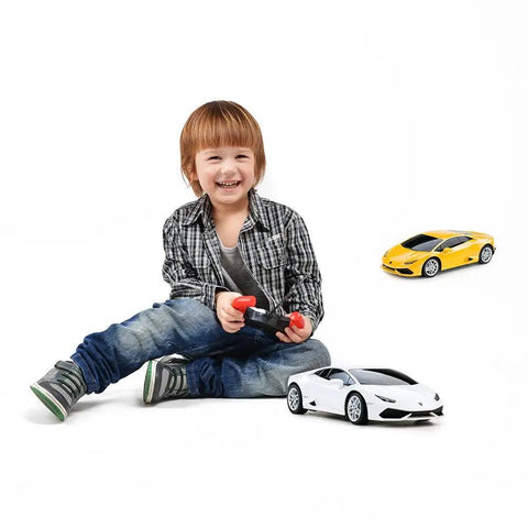 Child playing with Lamborghini Huracan LP610-4 1 24 Scale RC Car With Realistic Exterior And Interior Officially Licensed White