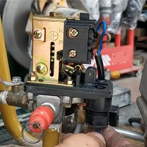 Four Port Air Compressor Pressure Switch Control Valve For Auto Regulation 90 To 120 PSI 110 To 240V with red knob
