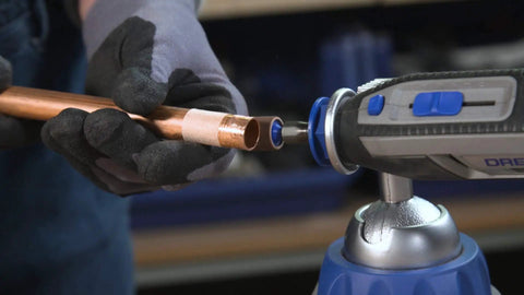 Person using EZ SpeedClic Sanding Bands And Mandrel Set With Two 13 Mm Sanding Bands Grit 60 And 120 Plus One EZ SpeedClic Mandrel on pipe