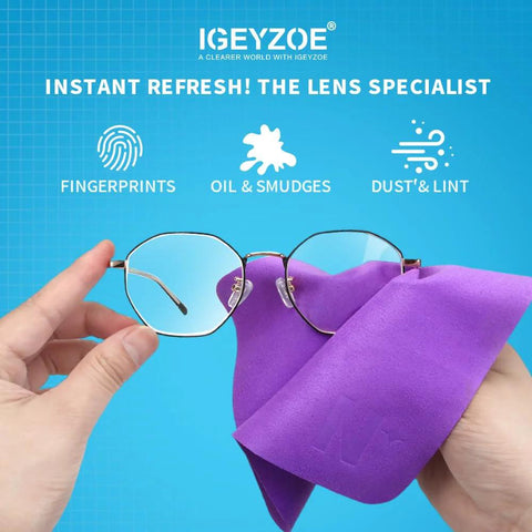 Persona limpiando unas gafas con un paño morado del pack de ocho paños de microfibra para limpiar lentes, gafas, pantallas, cámaras, VR AR