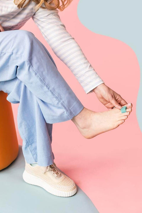 Person using Gel Toe Separators For Bunions And Big Toe Alignment, 4 Pack Silicone Toe Spacers, Noninvasive Pain Relief, Blue.