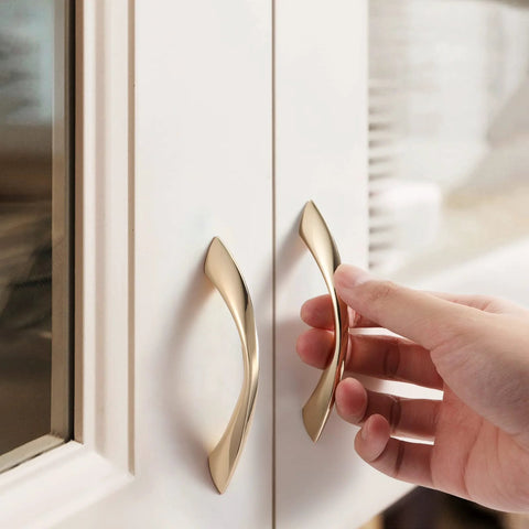 Hand holding Rose Gold Cabinet Pulls 3 Inch Arch Twisted Handle Set For Kitchen Cabinets Drawers And Vanities Bright Durable Zinc Alloy Hardware