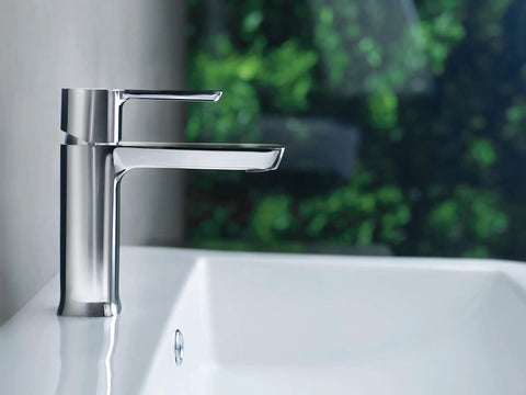 Modern Single Hole Bathroom Faucet With Single Handle, Chrome Finish, Fits 1 Hole Sink, Includes Drain Assembly And Pop Up Drain