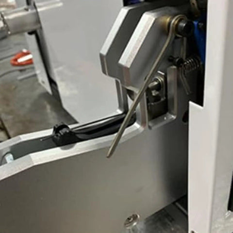 Heavy Duty Semi-Automatic Cable Tie Gun Machine For Professional Wire Harness Sealing And Strapping Bundles Up To 30 Mm close-up of precise sealing mechanism