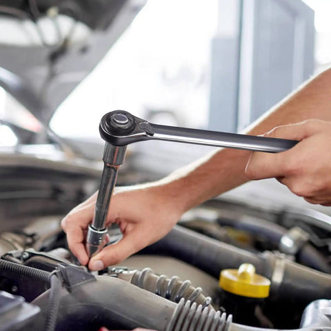 Using 4 In 1 Reversible Ratchet Wrench Set 8 To 19 mm With 72 Tooth Precision Gear In CRV Steel for car engine work