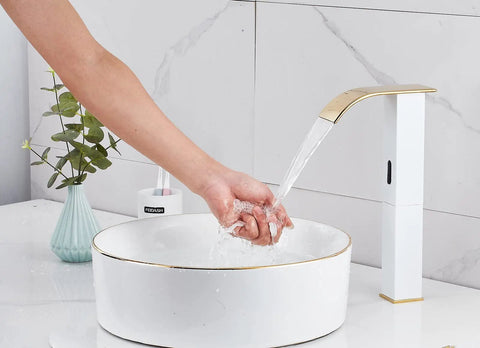 Touchless Bathroom Vessel Faucet With Motion Sensor No-Touch Hands Free Deck Mounted Water-Saving Lavatory Tap In White Gold One-Hole Bowl Sink Faucet For Vanity in use with hand under water flow