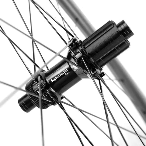 Carbon Fiber U Shape Road Bike Wheelset With Disc Brakes, Clincher Deep Rim 38 50 60 88mm, hub detail, black spokes, close-up