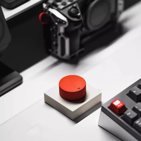 Desktop USB Volume Knob Switcher With Aluminum Body, Quiet Rotation For Undisturbed Use, Plug And Play PC Accessory For Gaming, Streaming, And Office, Precise Sound Control, Dope Gift For Keyboard And Audio Enthusiasts red aluminum knob on desk
