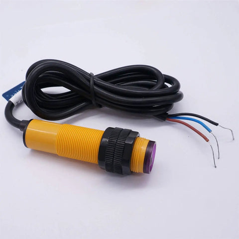 Close-up of 30Cm Adjustable M18 Diffuse Photoelectric Switch Sensor Three-Wire NPN Normally Open Proximity Sensor 6-36V DC E3F-DS30C4