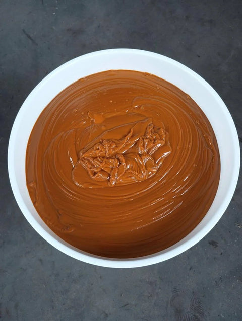 Top view of Orange Hub Grease EP0 Semi Fluid for Trailer Wheel Ends Polyurea Formula 35Lb Bucket in white container