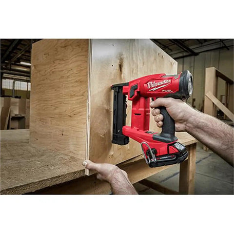 Using M18 Fuel 18Ga One Quarter Narrow Crown Stapler for quick heavy duty fastening without a compressor on wooden surface
