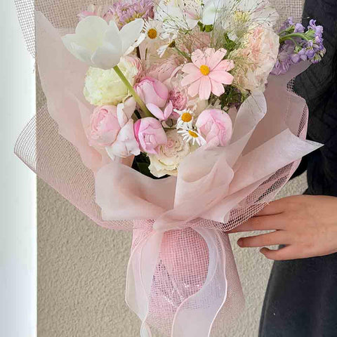 Floral Wrapping Paper For Bouquets And Gifts Foldable Polyester Gift Packaging Material wrapped around a colorful floral bouquet