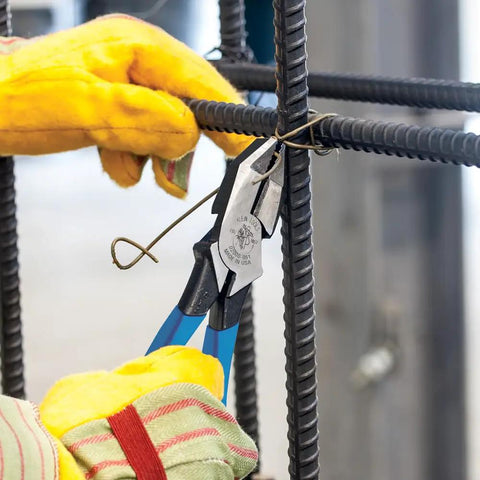 Heavy Duty 9 Inch Ironworker Pliers For Rebar ACSR Screws Nails And Hardened Wire, High Leverage Side Cutters, spring-loaded in use
