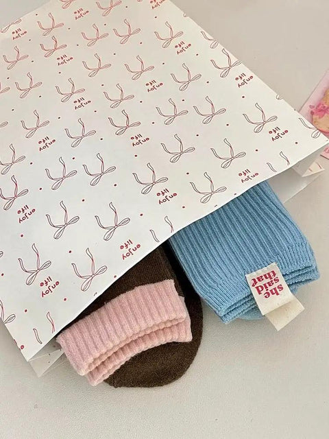 Red Bow Kraft Paper Gift Bags With Stickers 50 Pack Small Boutique Treat Bags 10X9 80G White Kraft Bags holding socks